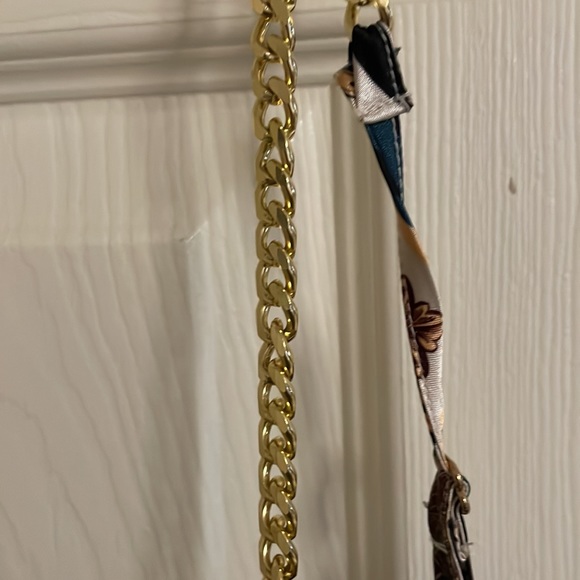 Fitted Guess pant jumpsuit. Shiny Gold, beige, green, black. - Picture 3 of 5